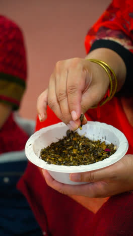 Vertikales-Video-Nahaufnahme-Eines-Devotees,-Der-Smaghri-In-Havan-Anbietet,-Zeremonie-Für-Navratri